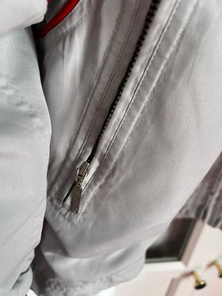 Chaqueta deportiva Umbro gris y roja