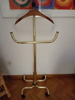 Perchero colgador de pie dorado y madera