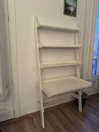 Escritorio blanco con estantería