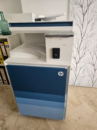 Muebles de oficina y varias impresoras