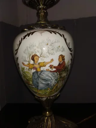 Lámpara de cerámica con escena