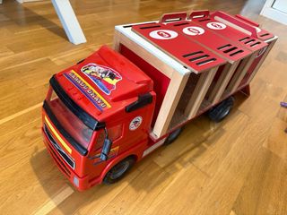 Camión de toros de madera