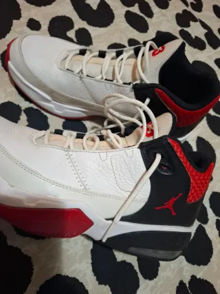 Zapatillas Jordan Blancas y Rojas