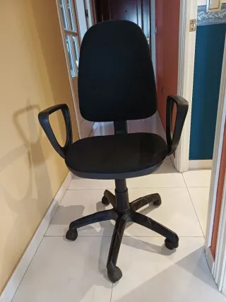 Silla de oficina juvenil negra