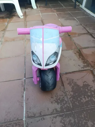 Triciclo infantil rosa con cesta y moto