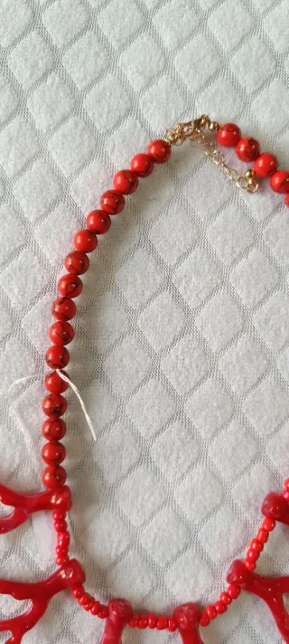 Collar de coral rojo y oro
