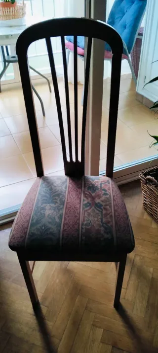 Sillas de salón de madera y tela las dos