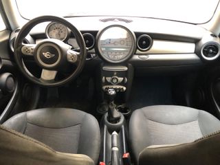 VENDO MINI COOPER GASOLINA COLOR HUESO Y NEGRO