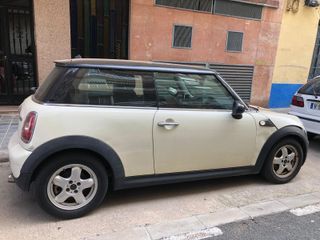 VENDO MINI COOPER GASOLINA COLOR HUESO Y NEGRO