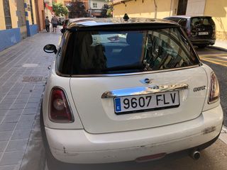 VENDO MINI COOPER GASOLINA COLOR HUESO Y NEGRO