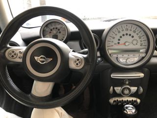 VENDO MINI COOPER GASOLINA COLOR HUESO Y NEGRO