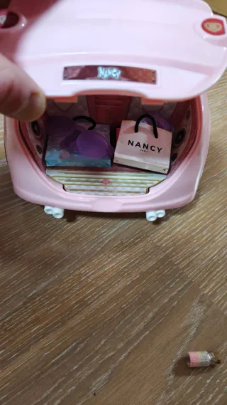 Coche rosa Nancy con muñeca