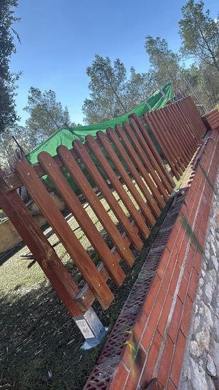 Valla de madera y metal