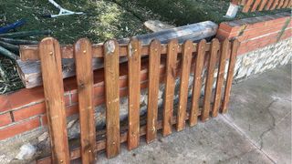 Valla de madera y metal