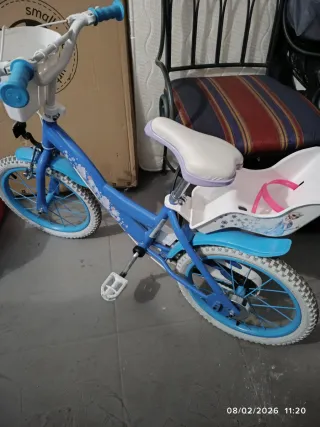 Bicicleta infantil azul con asiento trasero