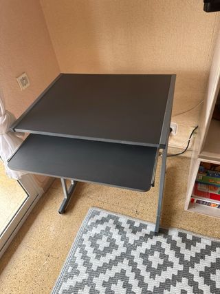 Mesa de ordenador con bandeja extraíble