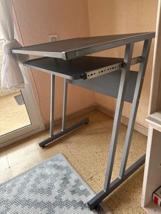 Mesa de ordenador con bandeja extraíble