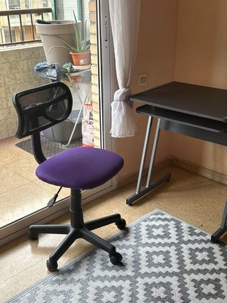 Mesa de ordenador con bandeja extraíble