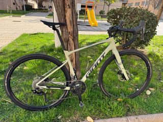 Bicicleta Gravel Giant Revolt 2 Verde Claro