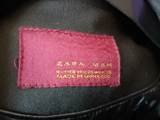 Traje de hombre gris con corbata lila