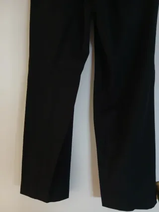 Traje de hombre gris con corbata lila