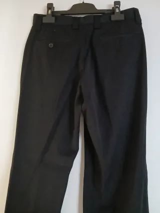 Traje de hombre gris con corbata lila