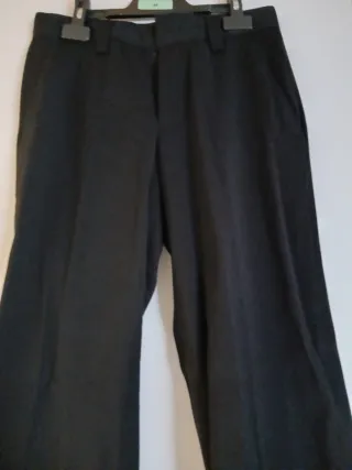 Traje de hombre gris con corbata lila