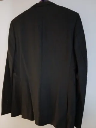 Traje de hombre gris con corbata lila