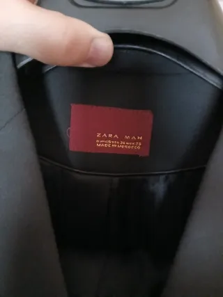 Traje de hombre gris con corbata lila