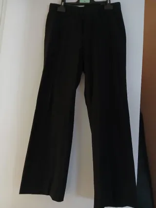 Traje de hombre gris con corbata lila