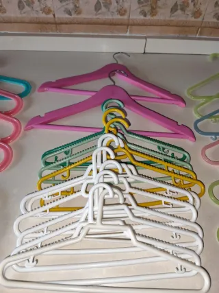 Lote de perchas de plástico 28 unidades