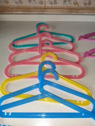 Lote de perchas de plástico 28 unidades