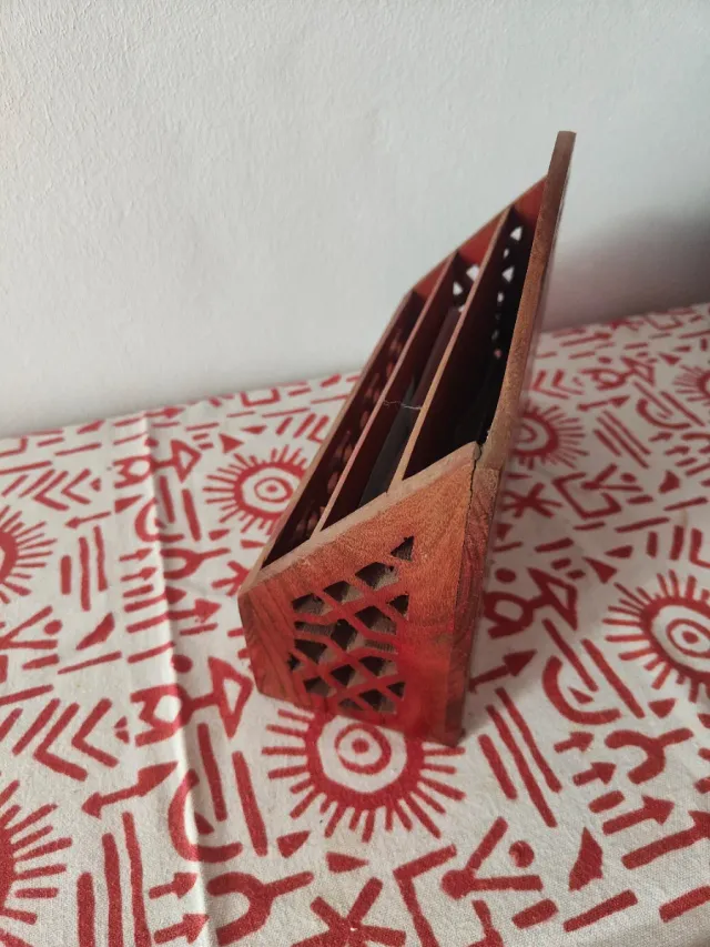 Portacartas de madera tallada marroquí