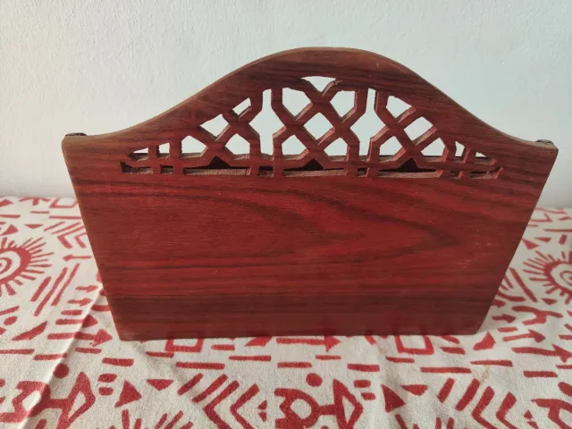 Portacartas de madera tallada marroquí