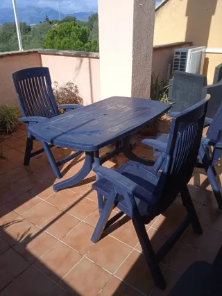 Mesa y 3 sillas de terraza azul