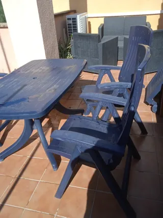 Mesa y 3 sillas de terraza azul