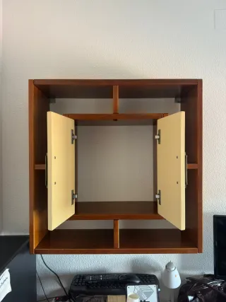 Estantería de pared de madera