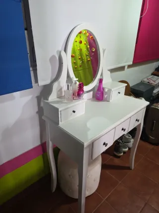 Tocador blanco con espejo y taburete