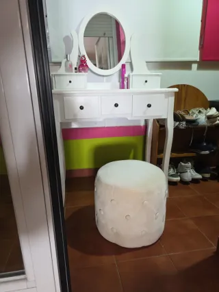Tocador blanco con espejo y taburete