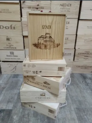 5 cajas de madera con tapa corredera y asa.