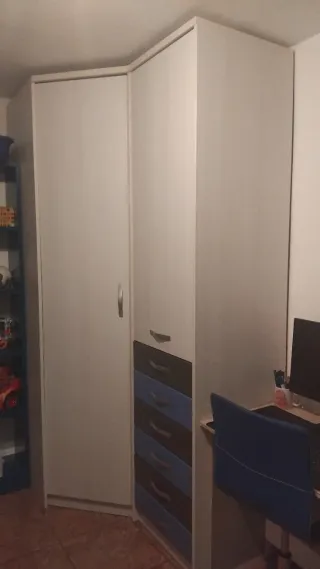 Armario esquinero blanco y azul