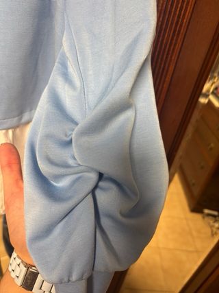 Sudadera azul con cuello blanco