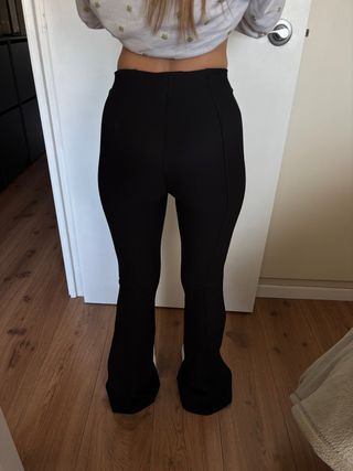 Pantalones negros acampanados