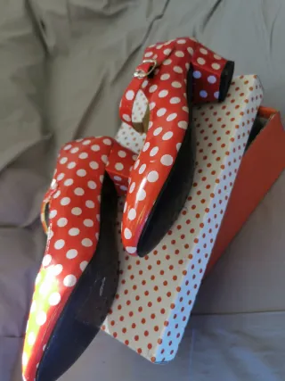 Zapatos flamencos niña lunares rojos