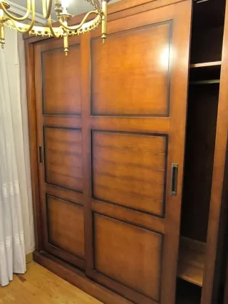 Armario de madera marrón