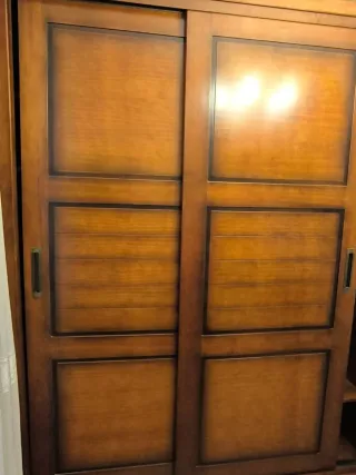 Armario de madera marrón