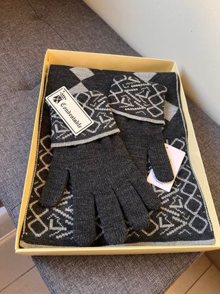 Bufanda y guantes señoriales