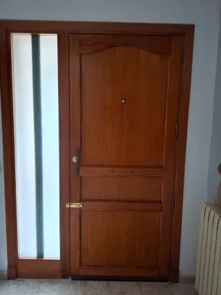 Puerta madera con fijo cristal