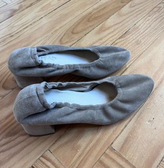 Zapatos beige tacón bajo