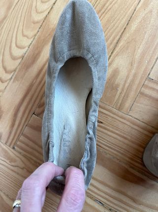 Zapatos beige tacón bajo